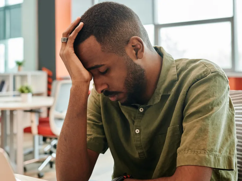 Erschöpfter Mann benötigt Burnout Therapie